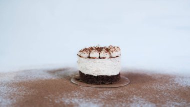 Porsiyonlu tiramisu keki. Sütlü kremalı bisküvi tatlısı. Şekersiz tatlı, düşük kalorili. Pastane, yemek tarifi.