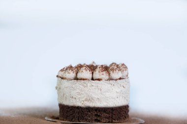 Porsiyonlu tiramisu keki. Sütlü kremalı bisküvi tatlısı. Şekersiz tatlı, düşük kalorili. Pastane, yemek tarifi.