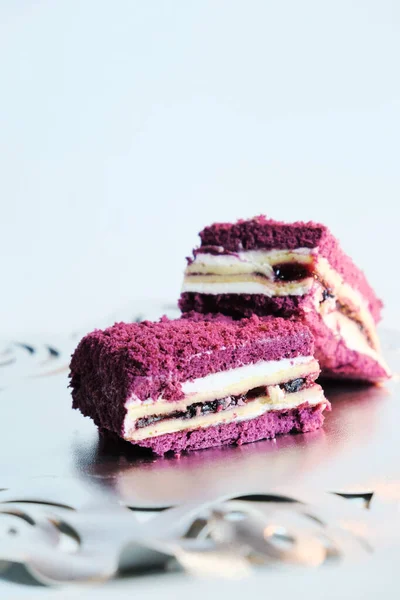 ピンクのケーキを半分にした ジャムと空気のクリーミーなカードビスケットの甘さ 砂糖なしのデザート 低カロリー 工芸品店 ベーキングレシピ — ストック写真
