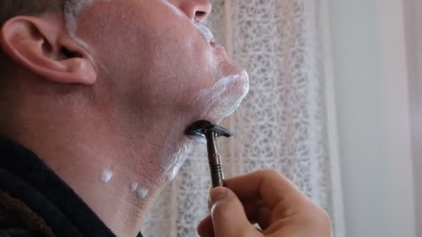 Ein Mann Rasiert Sich Mit Einem Alten Rasiermesser Mit Austauschbarer — Stockvideo