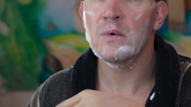 남자가 스타일 면도칼로 수있는 거품을 제거하는 면도를 외상성 방식의 피부와 — 비디오