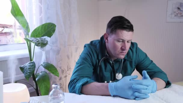 Der Arzt Einer Privatklinik Führt Einen Termin Auf Seinem Persönlichen — Stockvideo
