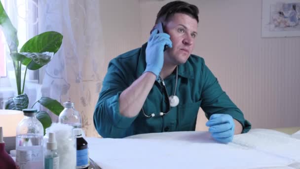 Der Arzt Einer Privatklinik Führt Einen Termin Auf Seinem Persönlichen — Stockvideo