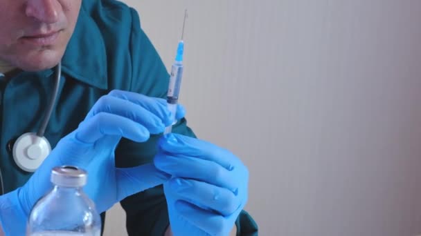 医療用手袋の男性医師は注射器にワクチンを引き込み 注射の準備をする 洗浄条件 — ストック動画