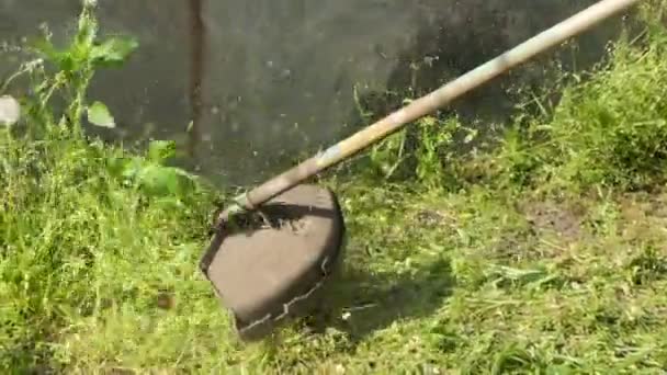 Tuinier Man Maait Het Gras Handmatige Grasmaaier Voor Het Reinigen — Stockvideo