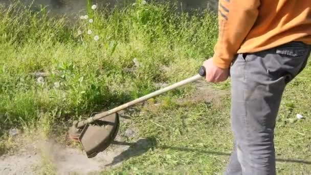 Κηπουρός Κουρεύει Γρασίδι Χειροκίνητη Χλοοκοπτική Μηχανή Για Τον Καθαρισμό Της — Αρχείο Βίντεο