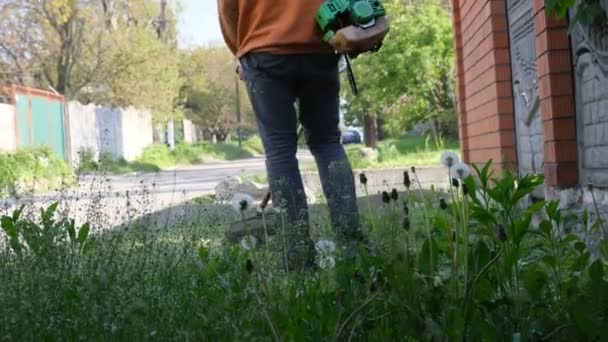 Trädgårdsmästare Man Klipper Gräset Manuell Gräsklippare För Rengöring Området Trädgårdstrimmare — Stockvideo