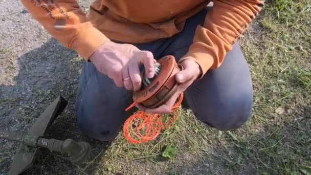 Κηπουρός Κουρεύει Γρασίδι Χειροκίνητη Χλοοκοπτική Μηχανή Για Τον Καθαρισμό Της — Αρχείο Βίντεο