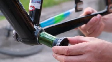 17 Mayıs 2023 Ukrayna, Dnipro.Meclis başkanı iş başında. Sistemi bir pist motorunun yerine koyarak, Cinelli püresi çerçevesi, montaj ve yağ ile kayganlaştırma. Parçala ve birleştir