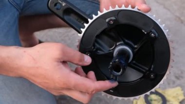 17 Mayıs 2023 Ukrayna, Dnipro. Kurul başkanı iş başında. Vision track krank seti. Sistemi pist motoruna takmak, krank takmak. 144BCD hız sisteminin sökülmesi ve montajı.