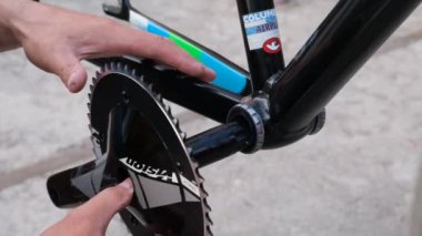 17 Mayıs 2023 Ukrayna, Dnipro. Kurul başkanı iş başında. Vision track krank seti. Sistemi pist motoruna takmak, krank takmak. 144BCD hız sisteminin sökülmesi ve montajı.