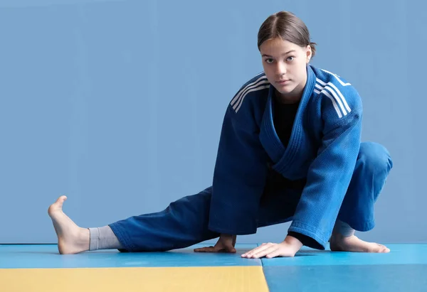 Judo Chica Con Cinturón Marrón Luchador Adolescente Judoka Posa Kimono — Foto de Stock