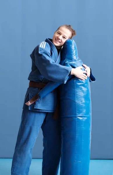 Judo Holka Hnědým Opaskem Mladistvý Bojovník Judoka Pózuje Modrém Kimonu — Stock fotografie