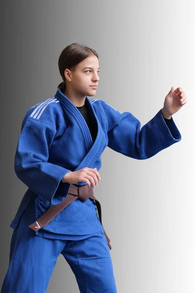 Dziewczyna Judo Brązowym Paskiem Nastoletni Wojownik Judoka Pozuje Niebieskim Kimono — Zdjęcie stockowe