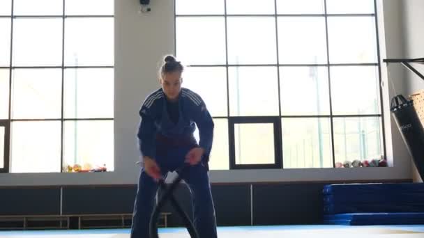 Mayo 2023 Una Niña Kimono Ata Cinturón Antes Entrenar Artes — Vídeos de Stock