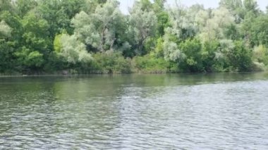 Dnieper Nehri 'ndeki su akışı sızıntının darboğazında. Çevredeki ağaçlar ve ormanlar, şehirden uzak yerler.
