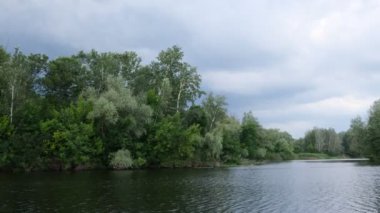 Dnieper Nehri 'ndeki su akışı sızıntının darboğazında. Çevredeki ağaçlar ve ormanlar, şehirden uzak yerler.