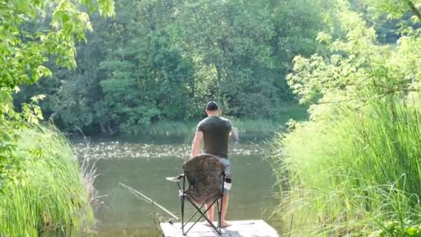 Muž Rybaří Břehu Rybářském Prutu Plovákem Točí Láká Štiku Samotu — Stock video