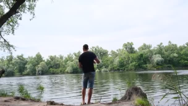 Muž Rybaří Břehu Rybářském Prutu Plovákem Točí Láká Štiku Samotu — Stock video
