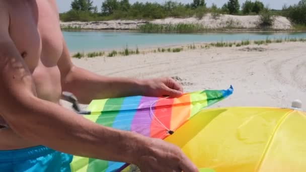 Ein Schlanker Mann Strand Fliegt Einen Bunten Drachen Aktive Erholung — Stockvideo