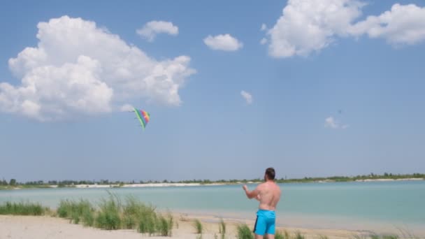 Homem Esbelto Praia Está Voando Papagaio Multicolorido Recreação Ativa Nas — Vídeo de Stock