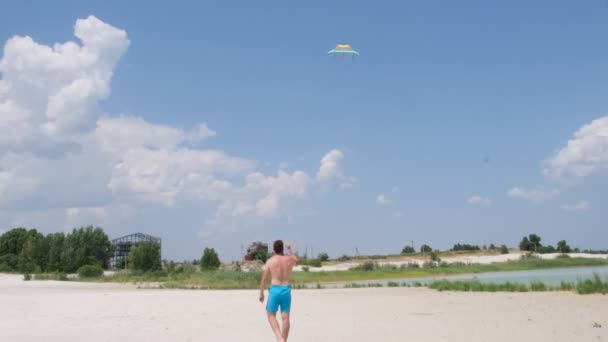 Smal Man Stranden Flyger Flerfärgad Drake Aktiv Rekreation Stranden Floden — Stockvideo