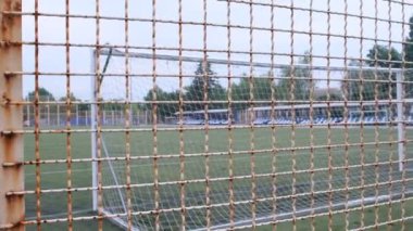 Sokaktaki oyun parkında barfiks çeken genç bir adamın portresi. Güçlü bir atlet, sağlıklı bir adam, sokakta yatay bir çubuk. Sporcu, sokak sporu.