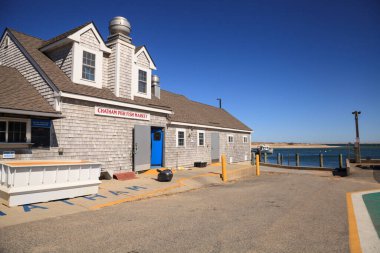 Chatham, Cape Cod, Massachusetts - 5 Mart 2023: Chatham İskelesi Balık Pazarı Kışın güneşli bir günde