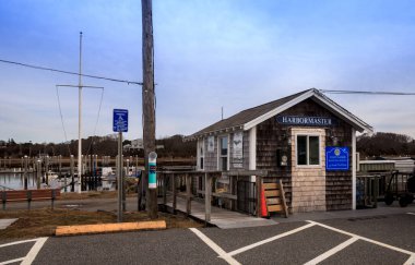 Doğu Dennis, Cape Cod, Massachusetts - 5 Mart 2023 Sesuit Limanı Marina 'daki Liman Müdürlüğü binasının üzerinde mavi gökyüzü.