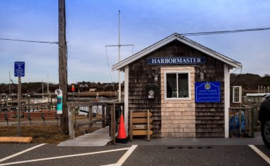 Doğu Dennis, Cape Cod, Massachusetts - 5 Mart 2023 Sesuit Limanı Marina 'daki Liman Müdürlüğü binasının üzerinde mavi gökyüzü.