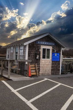 Doğu Dennis, Cape Cod, Massachusetts - 5 Mart 2023 Sesuit Limanı Marina 'daki Liman Müdürlüğü binasının üzerinde mavi gökyüzü.