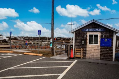 Doğu Dennis, Cape Cod, Massachusetts - 5 Mart 2023 Sesuit Limanı Marina 'daki Liman Müdürlüğü binasının üzerinde mavi gökyüzü.