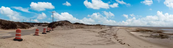 Голубое Небо Над Проезжей Частью Вдоль Пляжа Чапин Кейп Код — стоковое фото