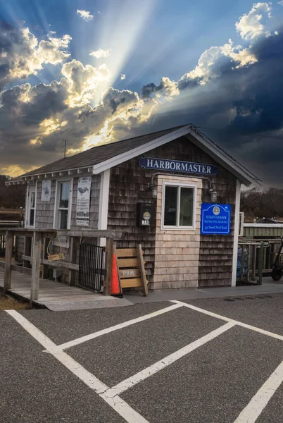 Doğu Dennis, Cape Cod, Massachusetts - 5 Mart 2023 Sesuit Limanı Marina 'daki Liman Müdürlüğü binasının üzerinde mavi gökyüzü.