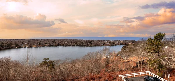 麻萨诸塞州科德角丹尼斯斯福尔斯塔上的斯福尔斯湖和海洋日出天际线图 — 图库照片
