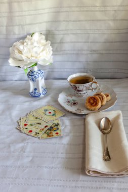 Bir fincan çay ve kurabiyeyle harika bir briç kartı..