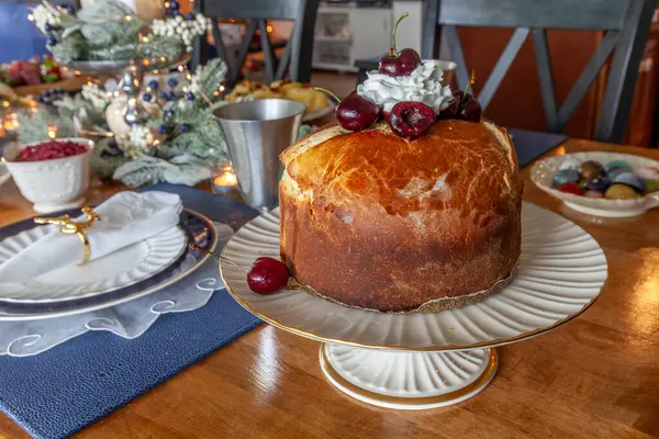 Noel 'de Noel sofrasında vişneli kremalı panettone ekmeği..