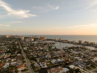 Vanderbilt Sahili 'nin ve Napoli, Florida' daki okyanusun günbatımı gökyüzü manzarası