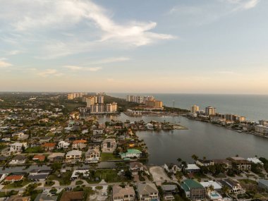 Vanderbilt Sahili 'nin ve Napoli, Florida' daki okyanusun günbatımı gökyüzü manzarası