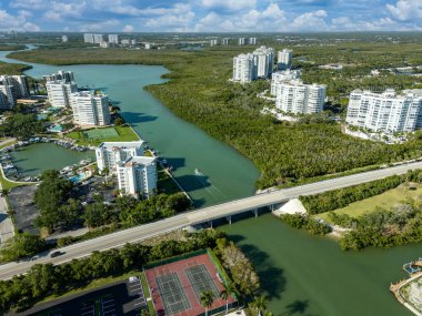 Napoli, Florida 'da körfez kıyısındaki bir sahil boyunca uzanan bir köprü.