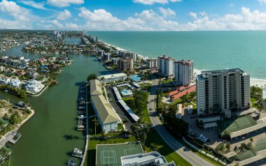 Napoli, Florida 'da körfez kıyısında kumsalda mavi gökyüzü