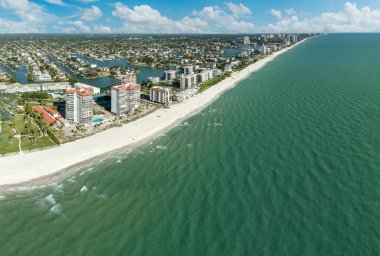 Napoli, Florida 'da körfez kıyısında kumsalda mavi gökyüzü