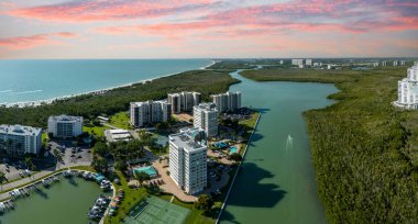 Florida, Napoli 'de körfez kıyısında bir plaj boyunca gün batımı gökyüzü