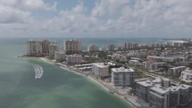 Güneybatı Florida 'daki Meksika Körfezi açıklarındaki Marco Adası' nın kıyı şeridi manzarası.