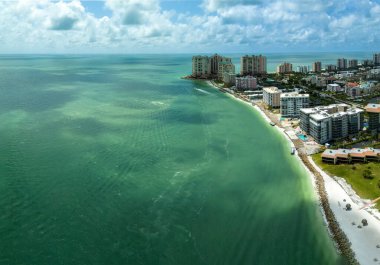 Güneybatı Florida 'daki Meksika Körfezi açıklarındaki Marco Adası' nın kıyı şeridi manzarası.