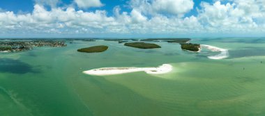 Mangrove adaları aynı zamanda Florida 'nın güneybatısındaki Marco Adası boyunca Bin Ada olarak da bilinir.