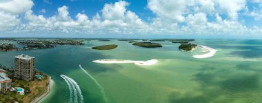 Mangrove adaları aynı zamanda Florida 'nın güneybatısındaki Marco Adası boyunca Bin Ada olarak da bilinir.