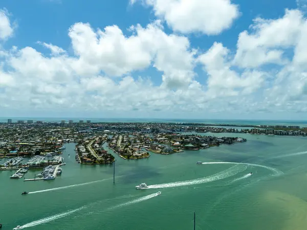 Güneybatı Florida 'daki Meksika Körfezi' ndeki okyanus suyunda tekneler uçuyor..