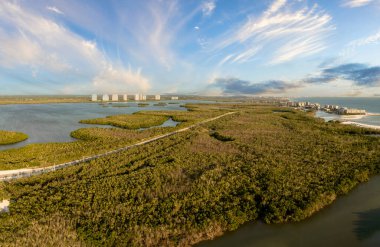 Florida 'daki Bonita Sahili' nden gün batımında hava manzaralı yol.