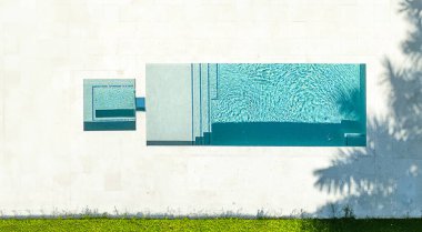 Tropikal havuz yazın yukarıdaki havuzdan izleniyor..